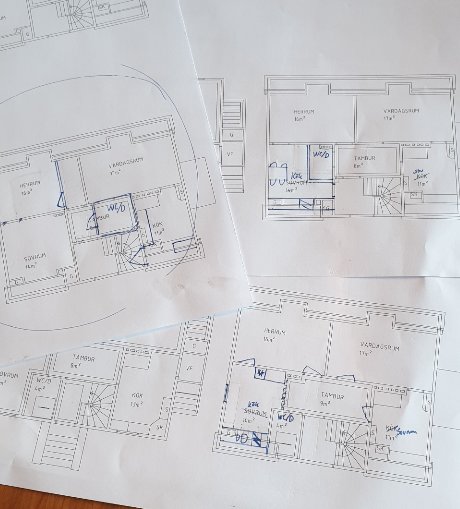 Handskissade planritningar med markeringar och anteckningar för renoveringsplaner av ett hus.