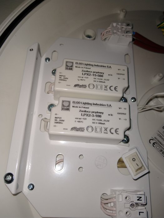 Interiör av rund LED-plafond med synliga drivdon och elektriska anslutningar.