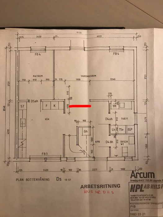 Ritning av bottenvåning med rödmarkering där en väggöppning ska utökas.