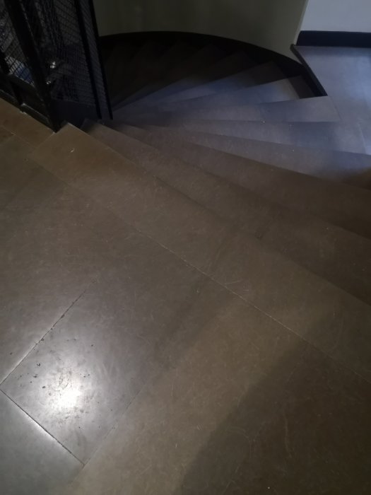 Trappsteg med synlig rand som löper diagonalt ner mot bildens vänstra hörn.