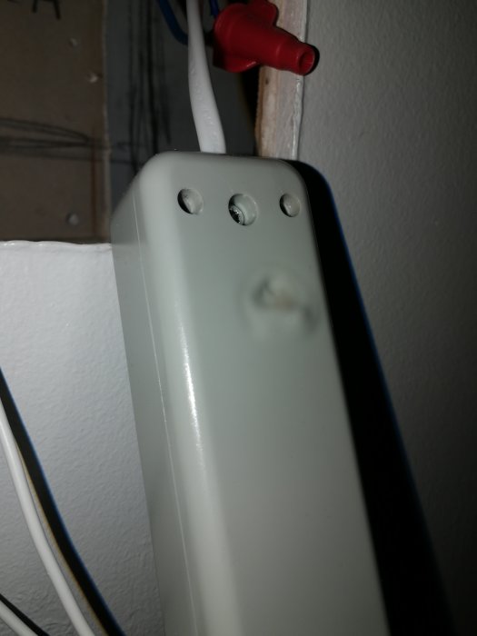 Smält plast på en transformator med tecken på överhettning eller elektrisk skada.