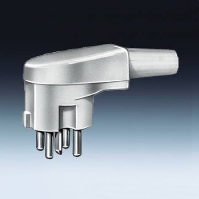 Vinklad Perilex stickpropp 16A mot mörk bakgrund.