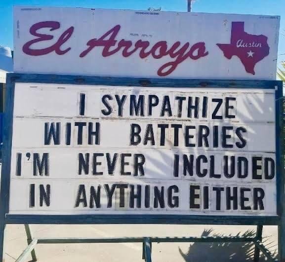 Skylt med texten "I sympathize with batteries I'm never included in anything either" under namnet El Arroyo.