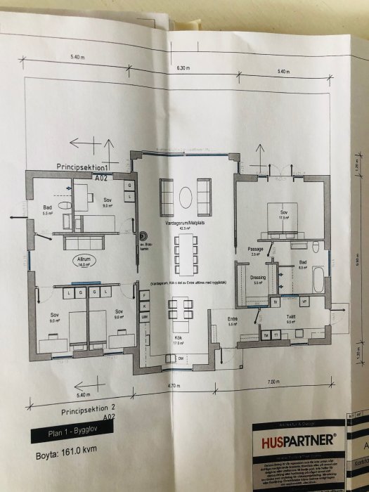 Ritning av en husplan med avdelningar för barn och vuxna, kök och allrum i centrum, markerade för önskad omstrukturering.