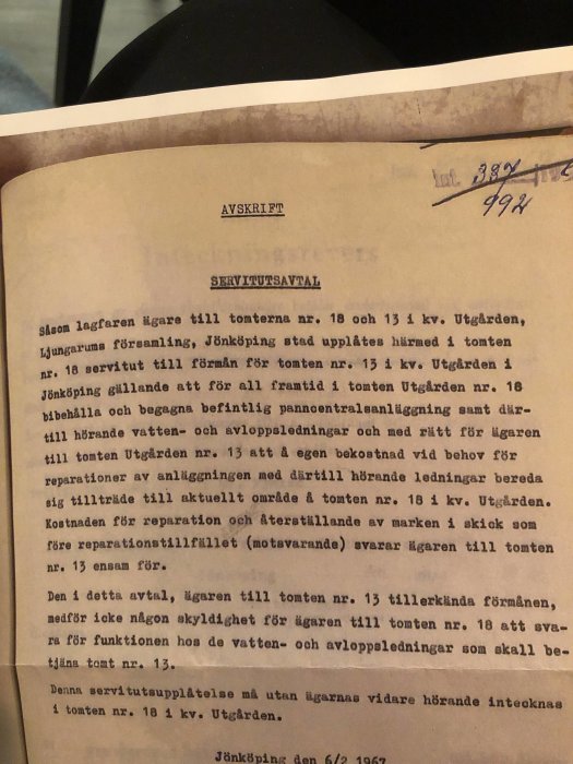 Delvis bild av ett dokument med maskinskriven text, rubriken "AVSKRIFT SERVITUTSAVTAL" och datumstämpel från 1967.