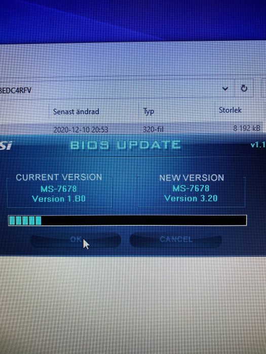 Skärm med BIOS-uppdateringsgränssnitt som visar nuvarande och ny version av BIOS.
