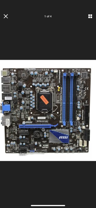 Ett dator-moderkort med blå RAM-kortplatser, processorsockel och olika anslutningsportar.