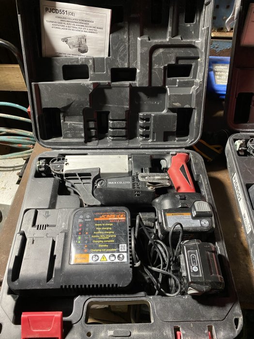Max PJCD551 skruvautomat i väska med batteri och laddare, redo för ca 1000 skruvar per laddning.