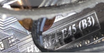 Närbild på ett kretskort med texten "EP45 (B3)" betraktat genom en pincett.