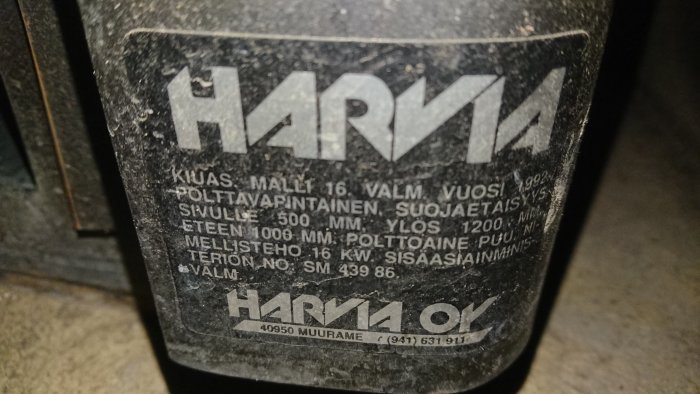 Sliten etikett på en Harvia bastukamin från 1992 med tekniska specifikationer på finska.