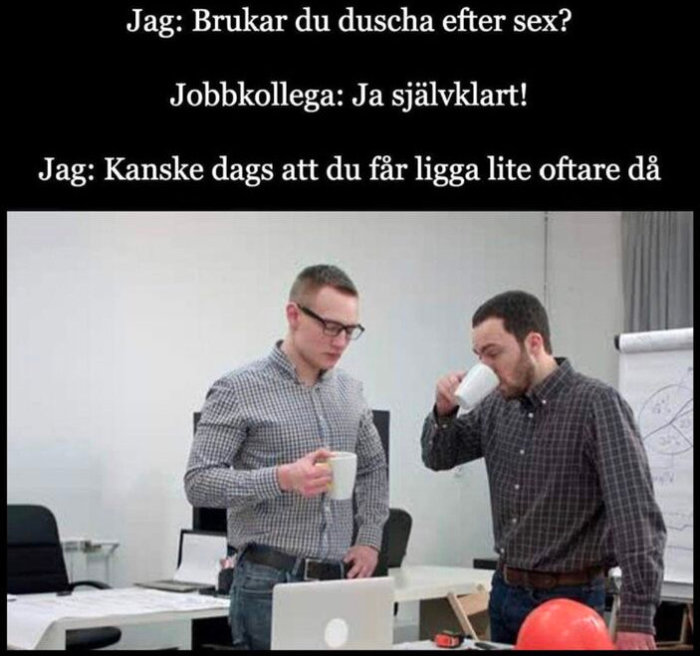 Två män i kontorsmiljö, en dricker kaffe och läser en humoristisk dialogtext på ett papper.