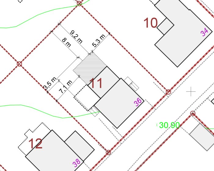 Fastighetsskiss med måttangivelser visar ett hus och streckad tillbyggnad.