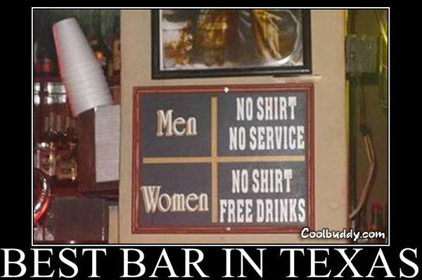 Skylt med text "Men NO SHIRT NO SERVICE, Women NO SHIRT FREE DRINKS" i en bar, ironiskt skämt om klädkoder.