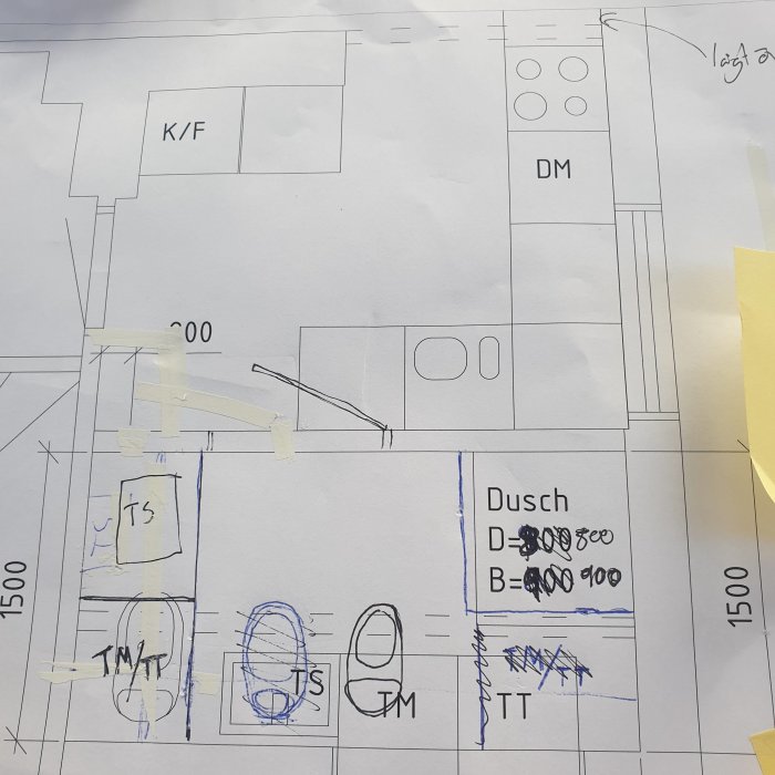 Ritning av en badrumsplanering med handskrivna noteringar, måttangivelser och olika installationers placering markerade.