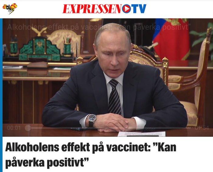 Man vid skrivbord på nyhetsklipp med text om alkoholens positiva effekt på vaccin.