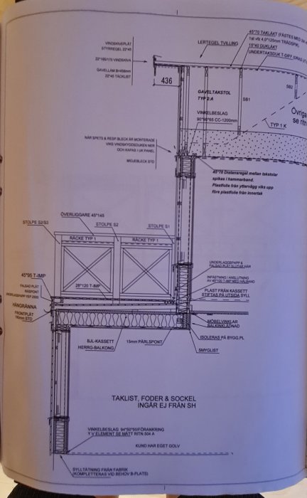 Arkitektonisk detaljritning av balkong med mått och byggbeskrivning.