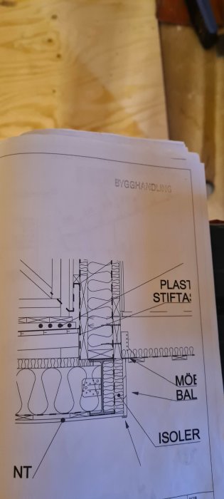 Bygghandlingsritning för isolering med texten "PLAST STIFTA" synlig.