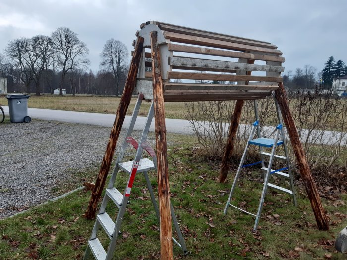 Hemmagjord granbock under konstruktion med återanvända läkt som kropp och furutolpar som ben.