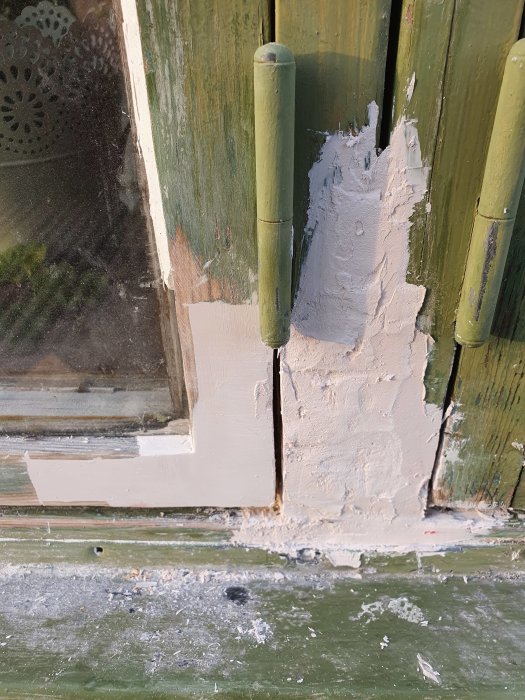 Reparationsarbete på en fönsterkarm med 2-komponentspackel applicerat på träytor.