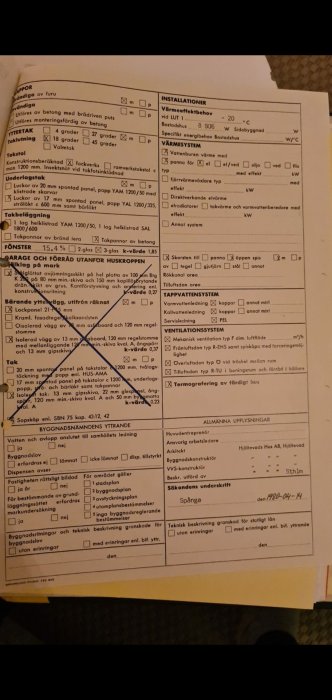 Bild på en teknisk byggnadsbeskrivning med markeringar och anteckningar, detaljer om värme- och ventilationsystem synliga.
