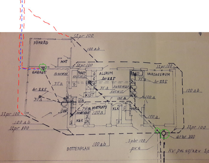 En detaljerad VVS-ritning av ett hus med markeringar för kallvatten, avlopp och takavvattning i färgade streck och cirklar.