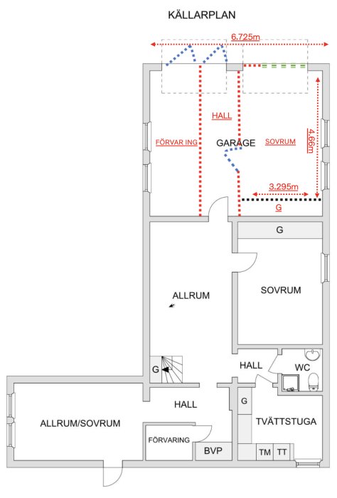 Arkitektonisk planritning av en källare med markerade dubbelgarage, sovrum, hall och förrådsutrymmen, indikationer på väggar och öppningar.