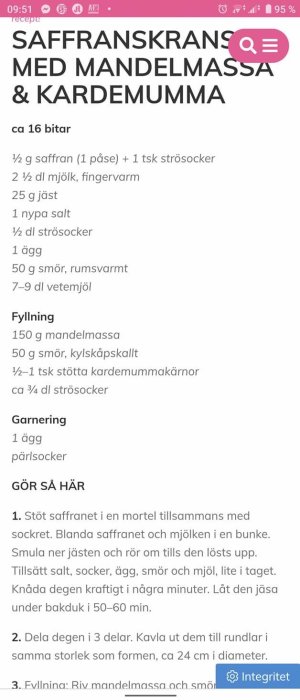 Skärmdump av ett recept för saffranskrans med mandelmassa och kardemumma, inklusive ingredienser och tillagningsinstruktioner.