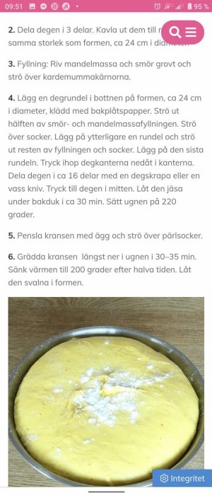 En jäst deg i en rund bakform med strösocker på toppen, redo för gräddning.