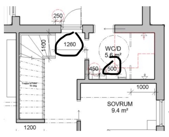 Arkitektskiss av en husplan med markerade mått för en passage på 1260 mm och ett avstånd på 500 mm mellan toalett och handfat.