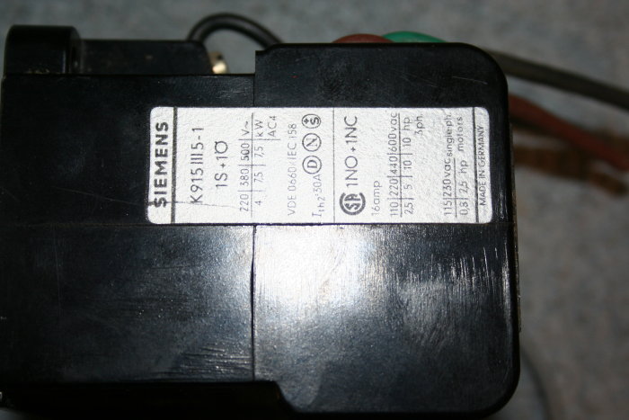 Närbild av en Siemens-komponent med tekniska specifikationer och modellnummer på en etikett.