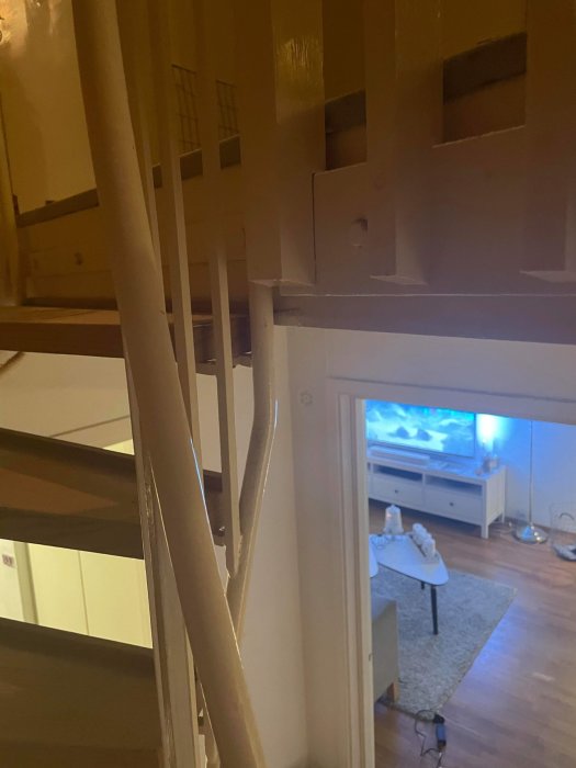Nedmonterad trappspaljé med utsikt över vardagsrum och TV.