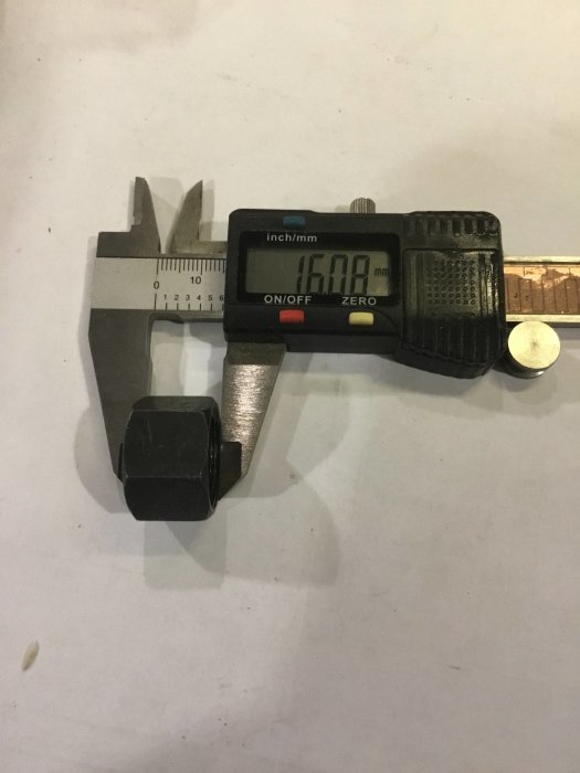 Digital skjutmått visar mätning av hylsa med största diameter 16.82 mm.