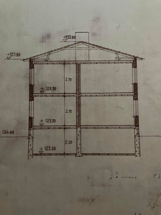 Ritning av ett hus i sektion som visar mått och bjälklag möjligtvis i betong.