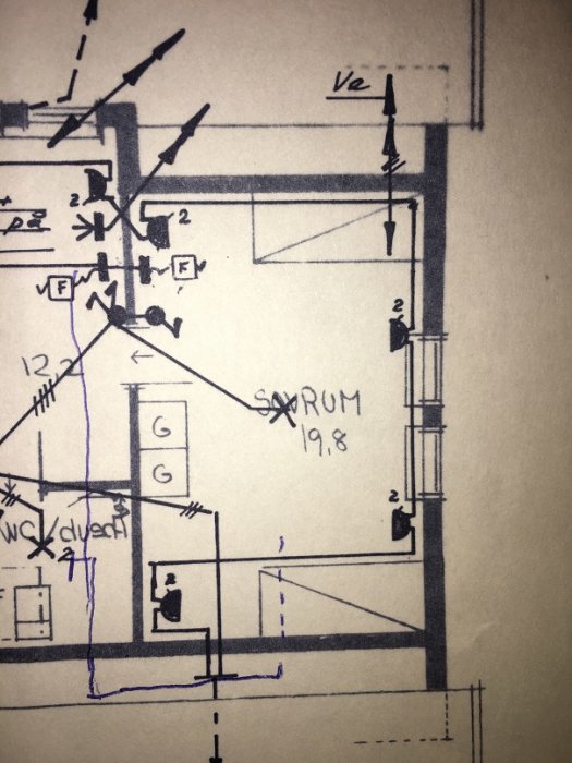 Elektrisk ritning av två rum med markerade eluttag, strömbrytare och planerad väggplacering över parkettgolv.