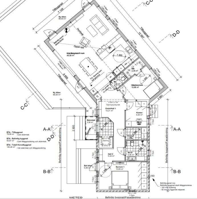 Ritning av en utbyggnad av ett hus med markerade ytor för kök, vardagsrum, sovrum och detaljer för vattenburen värmesysteminstallation.