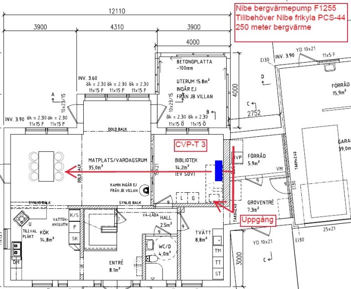 Ritning av husplan med markerad position för Nibe bergvärmepump F1255 och CVP-T3 kylkonvektor.
