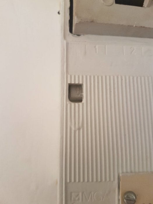 Delvis monterat vägguttag med öppen kabelingång och lös kåpa, indikerar problem med installationens djup.