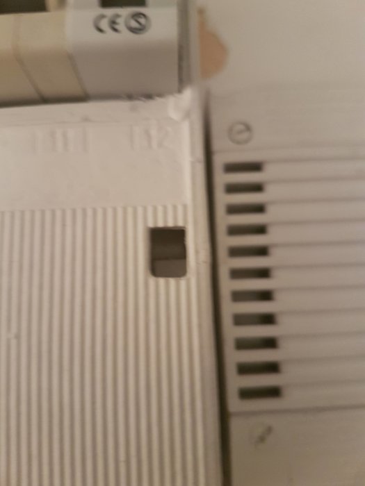 Ny dvärgbrytare installerad, sticker ut mer än gammal, kåpan ej fast på höger sida.
