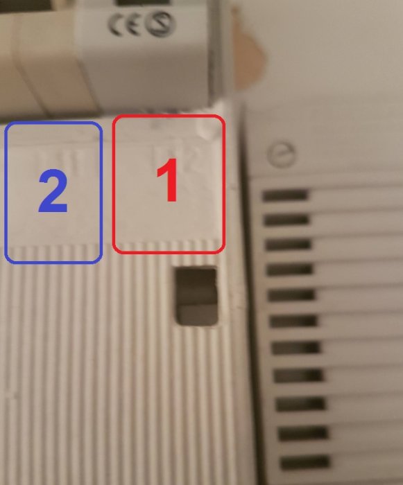Radiatortermostat med områden markerade "1" och "2" för att visa flexibilitet i plasten.