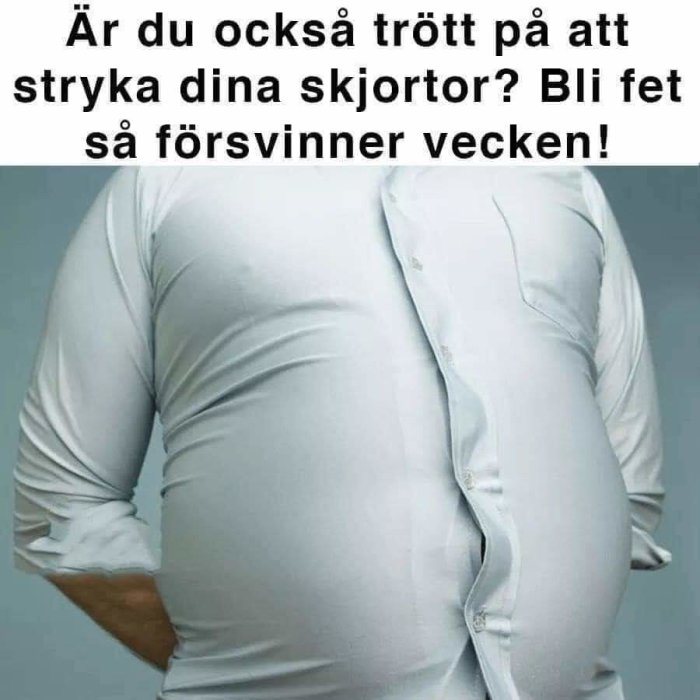 Person i tajt vit skjorta där knapparna spänner över magen, text föreslår viktökning för att slippa stryka.