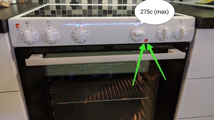 Vit glaskeramikspis med inställd temperatur på 275 grader celsius och tänd temperaturindikator.