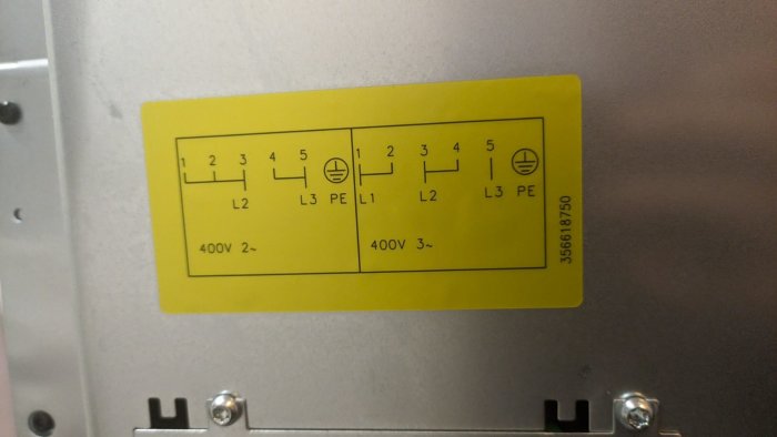 Elanslutningsschema på gul etikett visar 400V 2-fas och 3-fas anslutningar för spis.