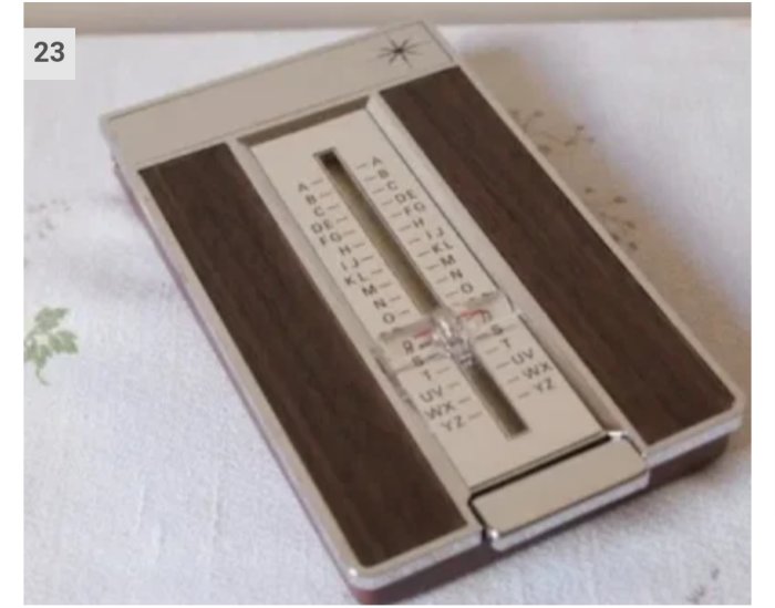 Gammal linjalbaserad räknemaskin, känd som räknesticka, placerad på ett bord.