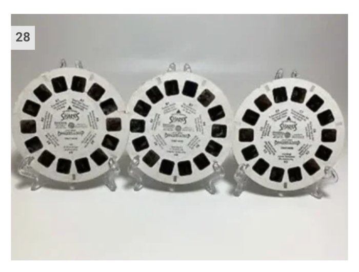 Fyra vita LED-downlights på rad med svarta köldissipatorer och teknisk information på baksidan.