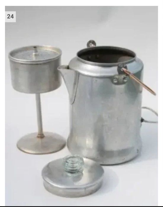 En gammal metallmjölkkanna med lock bredvid och en metallmugg ovanpå ett lock.