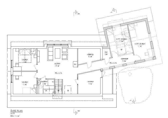 Arkitektritning av husplan med markerade sovrum, allrum, korridorer och ytmått.