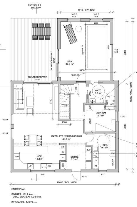 Arkitektritning av enplanshus med detaljerade mått och rum som kök, vardagsrum, spa och sovrum indikerade.