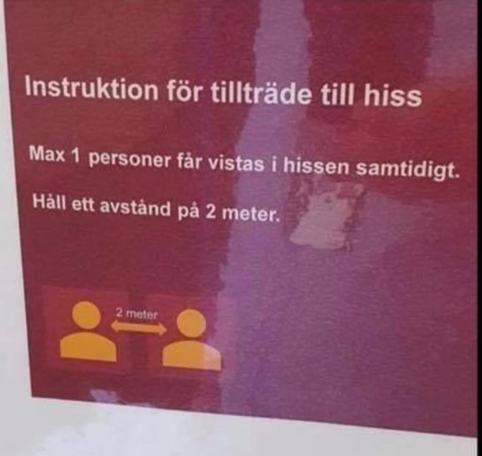 Instruktionsskylt som anger max 1 person i hissen och att man ska hålla 2 meters avstånd med ikoner som illustrerar rekommendationen.