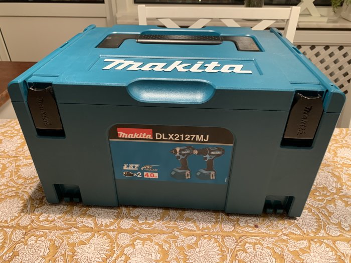 En Makita-verktygslåda på ett bord med en produktetikett som visar ett skruvdragarset.