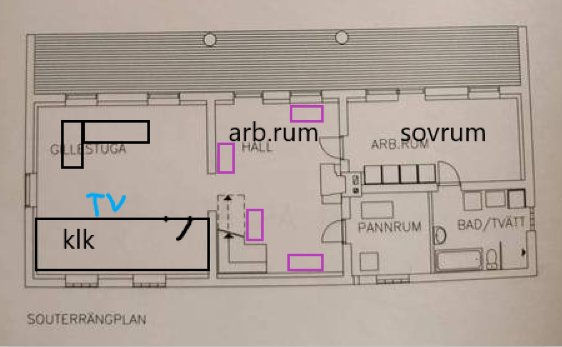 Handritad planlösning av ett souterränghus med markerade möbler och rum - vardagsrum, kök, barnsovrum, gillestuga, arbetsrum.